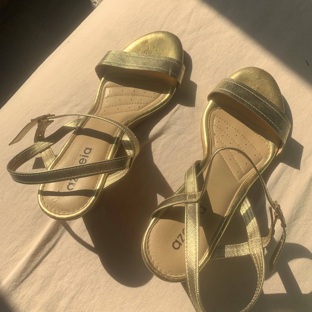 Stylish golden sandals - Brazilian